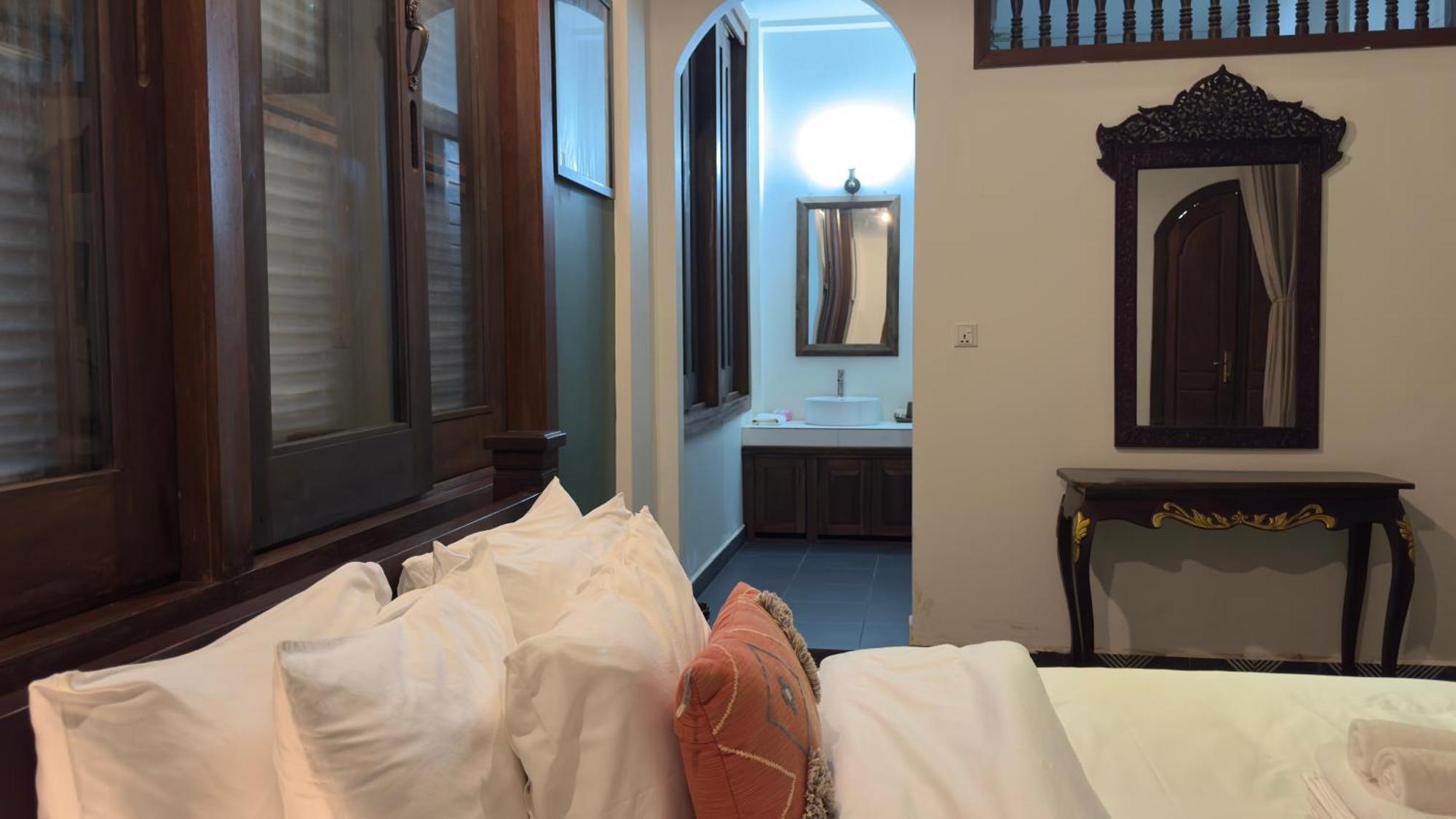 The J Break Boutique Hotel Kampot Bagian luar foto