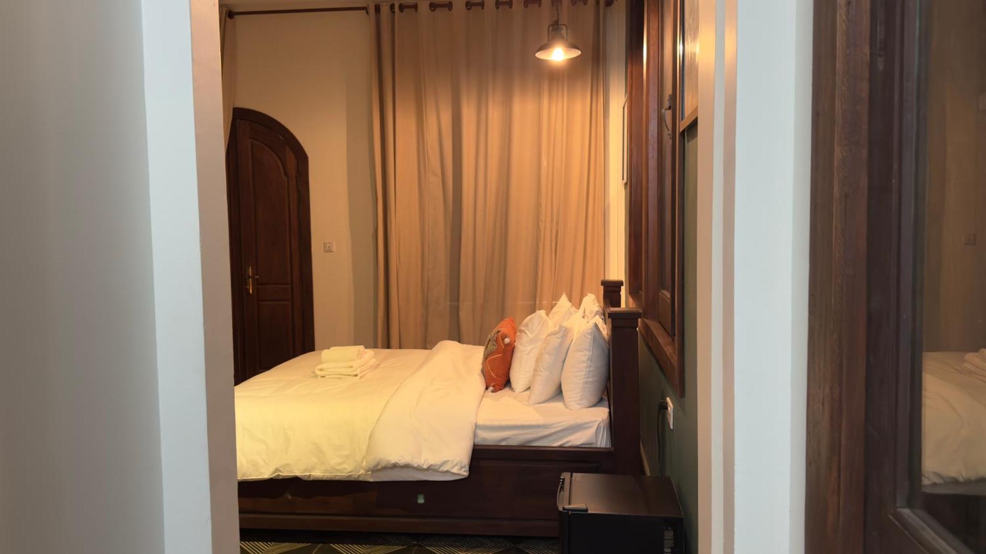 The J Break Boutique Hotel Kampot Bagian luar foto
