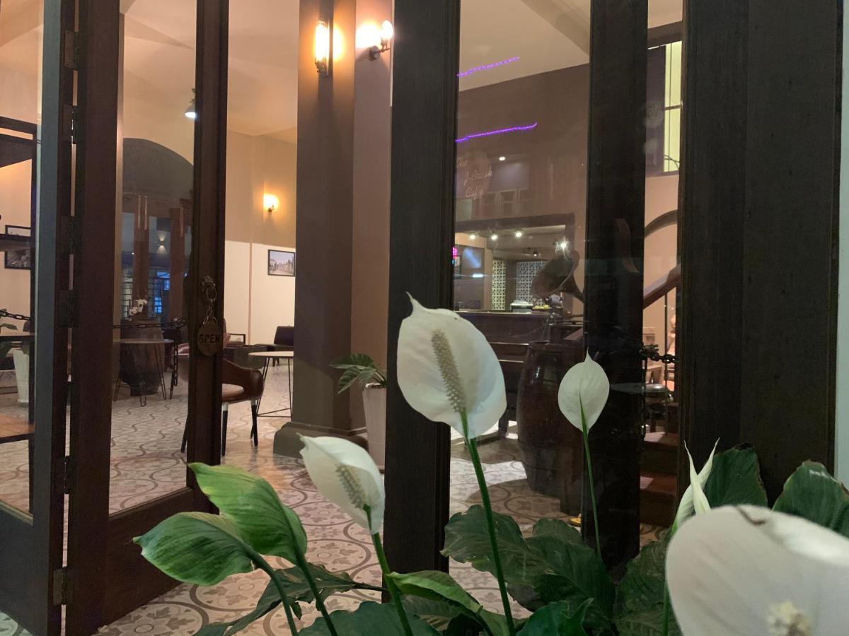 The J Break Boutique Hotel Kampot Bagian luar foto